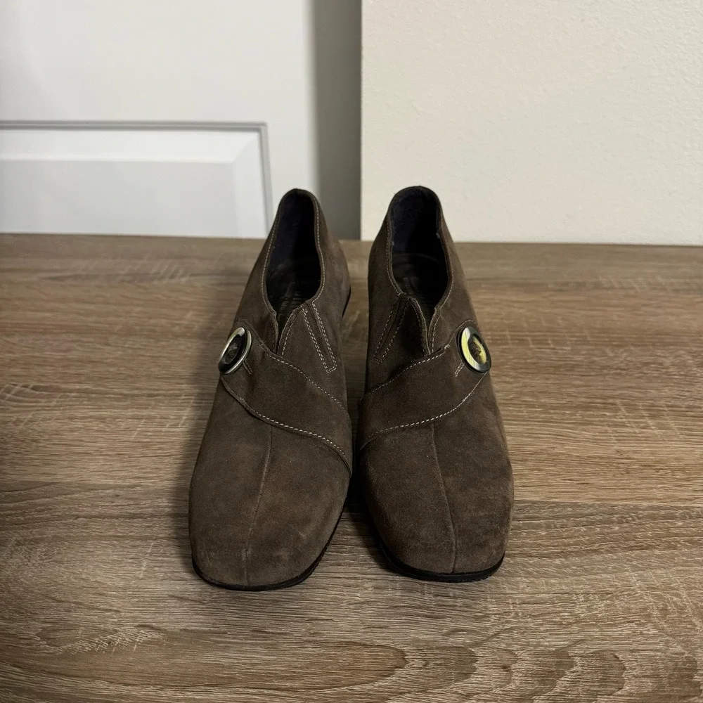La Canadienne Brown Suede Waterproof Pumps Square Toe Button Accent 6.5 M Canada